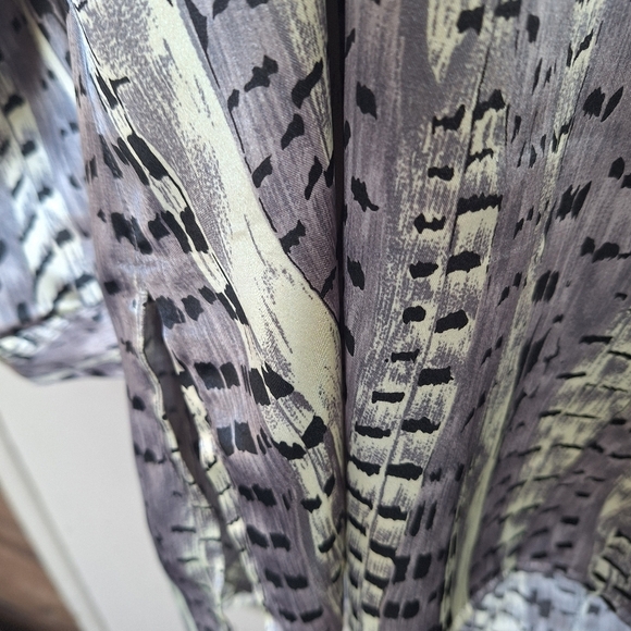 Satiny Plus Sz2X Blouse Lavender/Gray Print Long Sleves Wide Collar/Cuffs - Picture 4 of 10